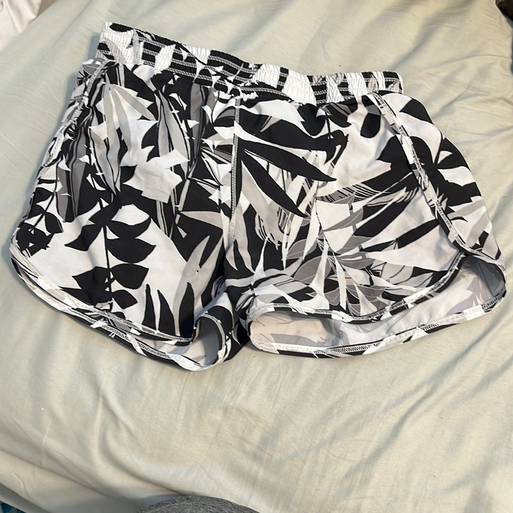 Old navy Active girls L go dry black and white foliage pattern shorts